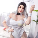 Ivyline Sex Doll 159 cm IronTech en tenue de lapin, posant debout dans une chambre.