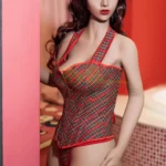 Kalina Sex Doll 160 cm IronTech en corset à carreaux, posée près d'une baignoire.