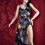 Lalori Sex Doll 168 cm IronTech Doll TPE en robe fleurie, pose élégante contre mur rouge.