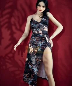 Lalori Sex Doll 168 cm IronTech Doll TPE en robe fleurie, pose élégante contre mur rouge.