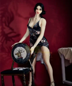 Lalori Sex Doll 168 cm IronTech en robe florale, debout derrière une chaise avec motif de cerf.