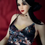 Lalori Sex Doll 168 cm IronTech Doll TPE en robe florale, cheveux noirs, fond rouge.