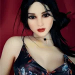Lalori Sex Doll 168 cm IronTech Doll en robe florale, fond rouge, cheveux noirs lâchés.