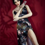 Lalori Sex Doll 168 cm IronTech Doll TPE en robe florale, pose élégante contre mur rouge.