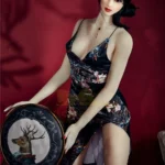 Lalori Sex Doll 168 cm IronTech en robe fleurie, posée élégamment sur une chaise.