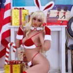 Leioa Sex Doll 163 cm IronTech Doll TPE en tenue de Noël sexy, pose festive devant cadeaux.