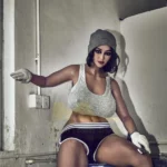 Léoline Sex Doll 158 cm IronTech posée sur un baril, portant un bonnet et des gants.