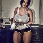 Léoline Sex Doll 158 cm IronTech en tenue sportive, posant dans un atelier industriel.