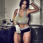 Léoline Sex Doll 158 cm IronTech en tenue sportive, pose décontractée dans un atelier.