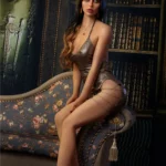 Lidora Sex Doll 163 cm IronTech Doll TPE assise en robe métallique sur canapé floral.