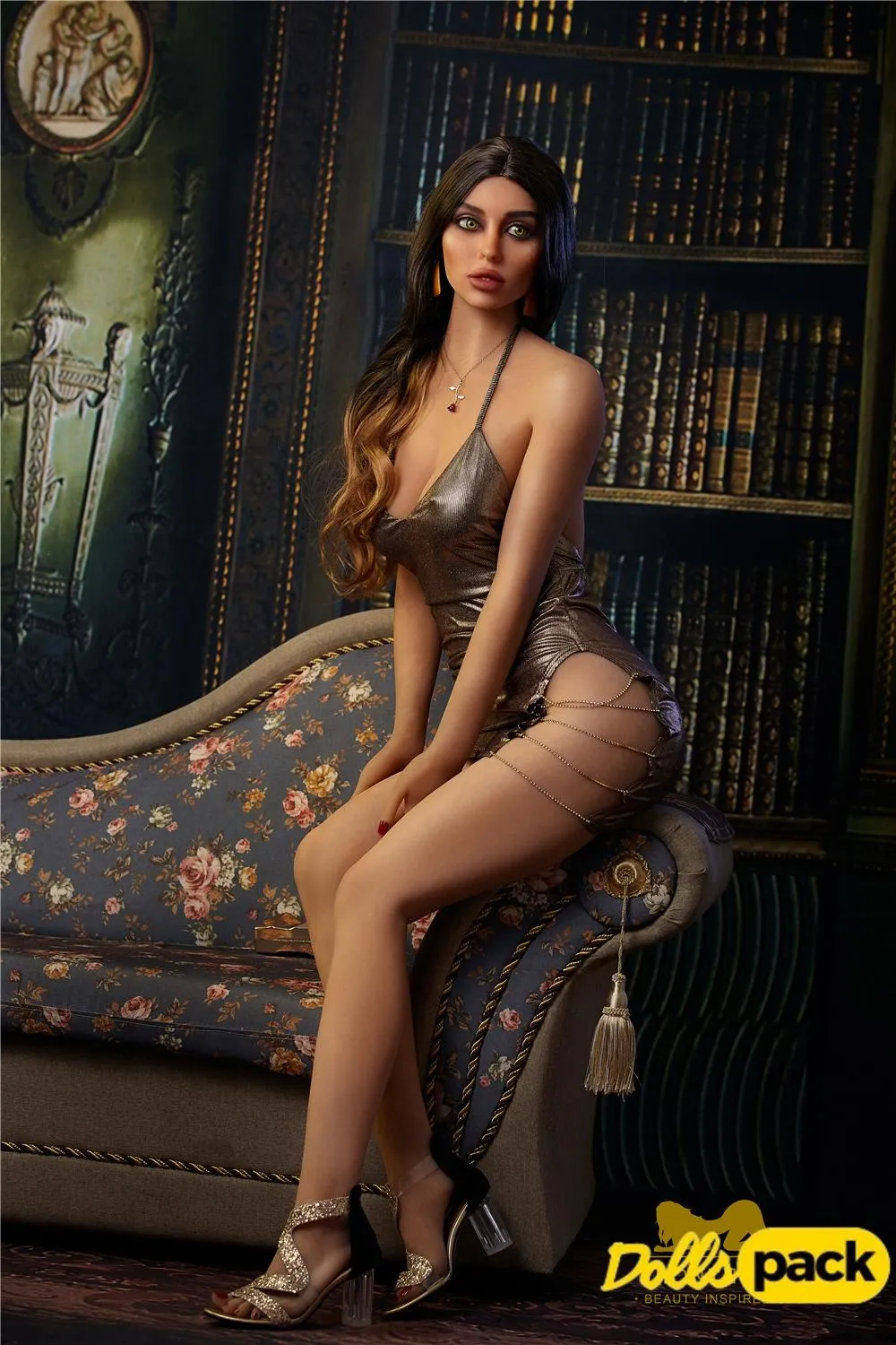 Lidora Sex Doll 163 cm IronTech Doll TPE assise en robe métallique sur canapé floral.