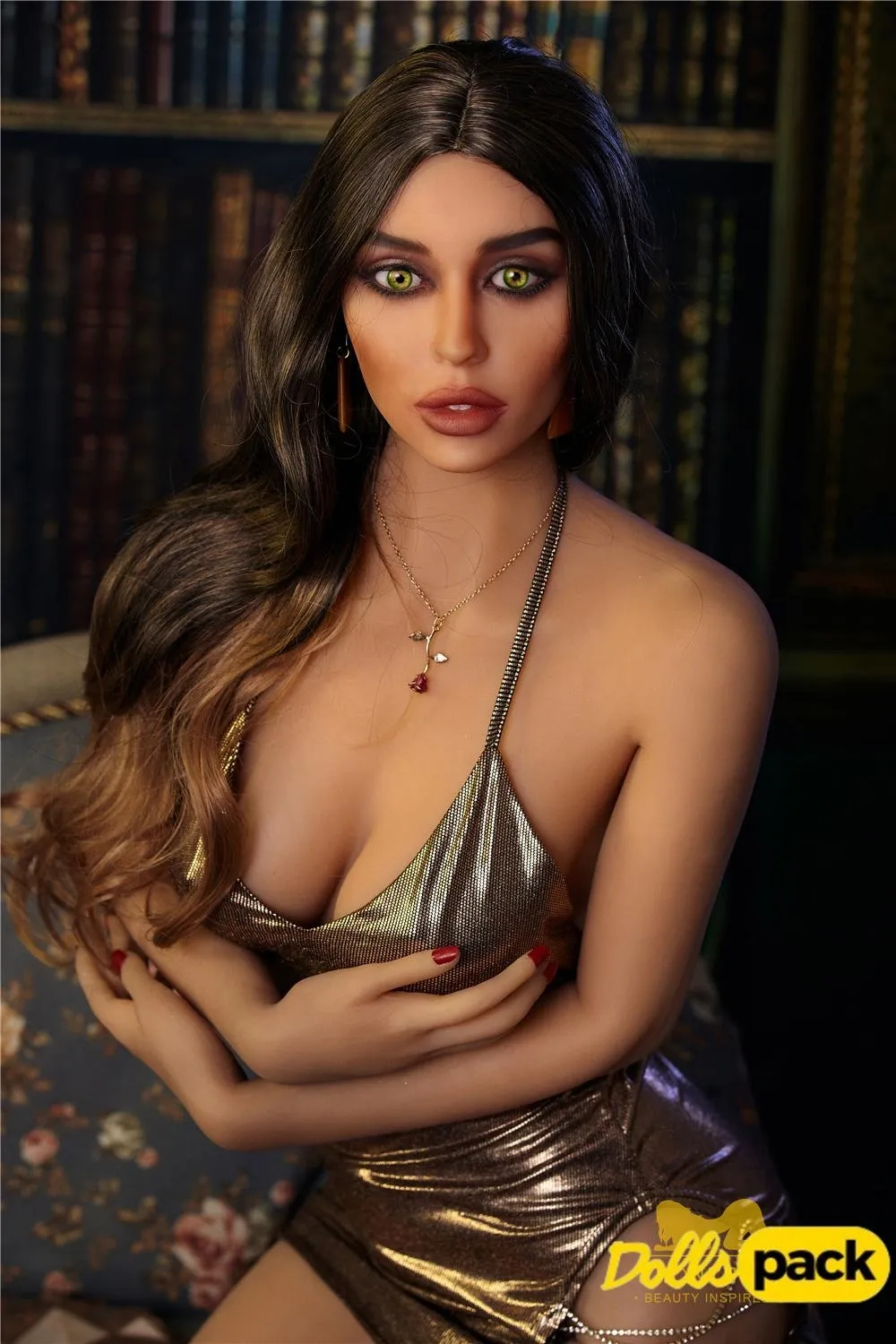 Lidora Sex Doll 163 cm IronTech Doll TPE en robe dorée, posée devant des livres.