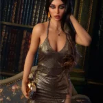 Lidora Sex Doll 163 cm IronTech en robe dorée, posant élégamment devant une bibliothèque.