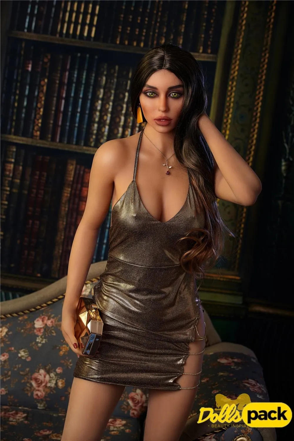 Lidora Sex Doll 163 cm IronTech en robe dorée, posant élégamment devant une bibliothèque.