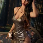 Lidora Sex Doll 163 cm IronTech en robe dorée, pose séduisante devant bibliothèque.