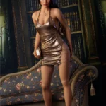 Lidora Sex Doll 163 cm IronTech en robe dorée, posée debout près d'un canapé élégant.