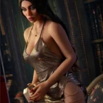 Lidora Sex Doll 163 cm IronTech Doll TPE en robe dorée, posée dans un salon élégant.
