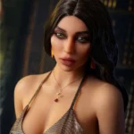 Lidora Sex Doll 163 cm IronTech avec robe dorée, cheveux bruns, collier élégant.