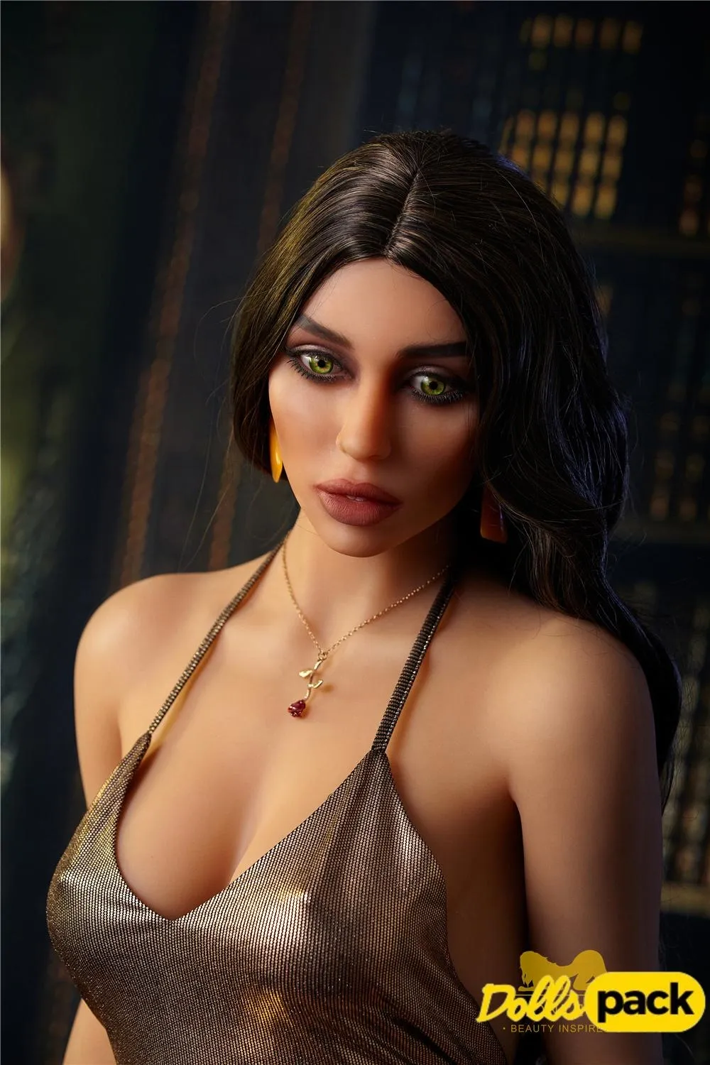 Lidora Sex Doll 163 cm IronTech avec robe dorée, cheveux bruns, collier élégant.