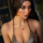 Lidora Sex Doll 163 cm IronTech Doll TPE en robe scintillante dorée, collier délicat.