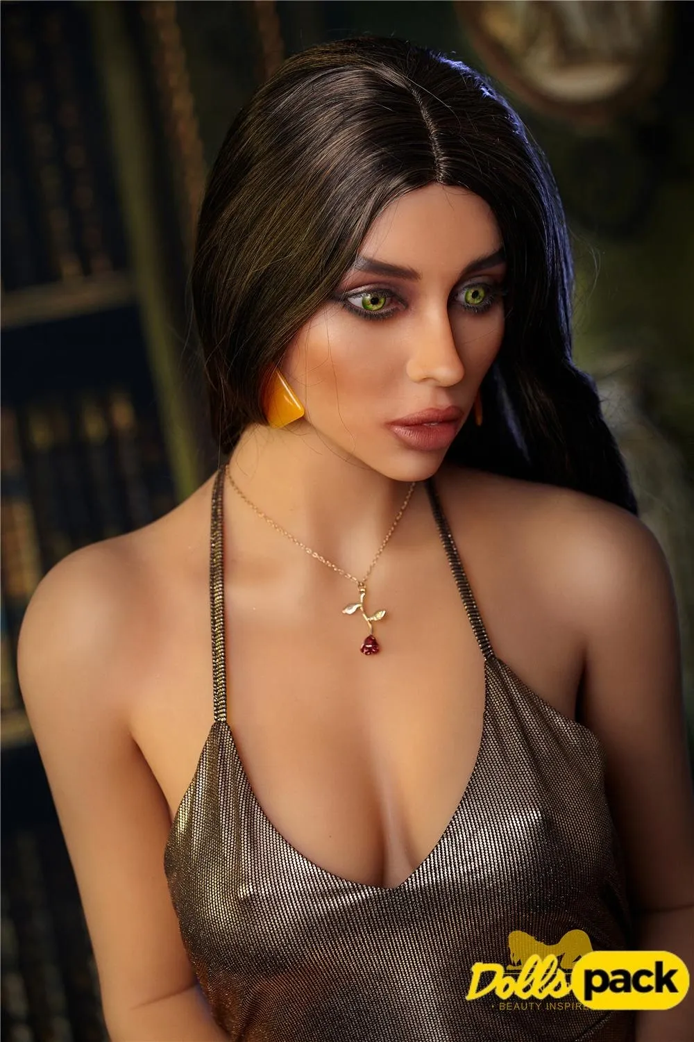 Lidora Sex Doll 163 cm IronTech Doll TPE en robe scintillante dorée, collier délicat.