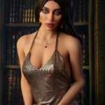Lidora Sex Doll 163 cm IronTech Doll TPE en robe dorée, pose élégante devant bibliothèque.