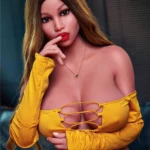 Lilabell Sex Doll 161 cm IronTech, pose élégante, robe jaune décolletée, cheveux longs.