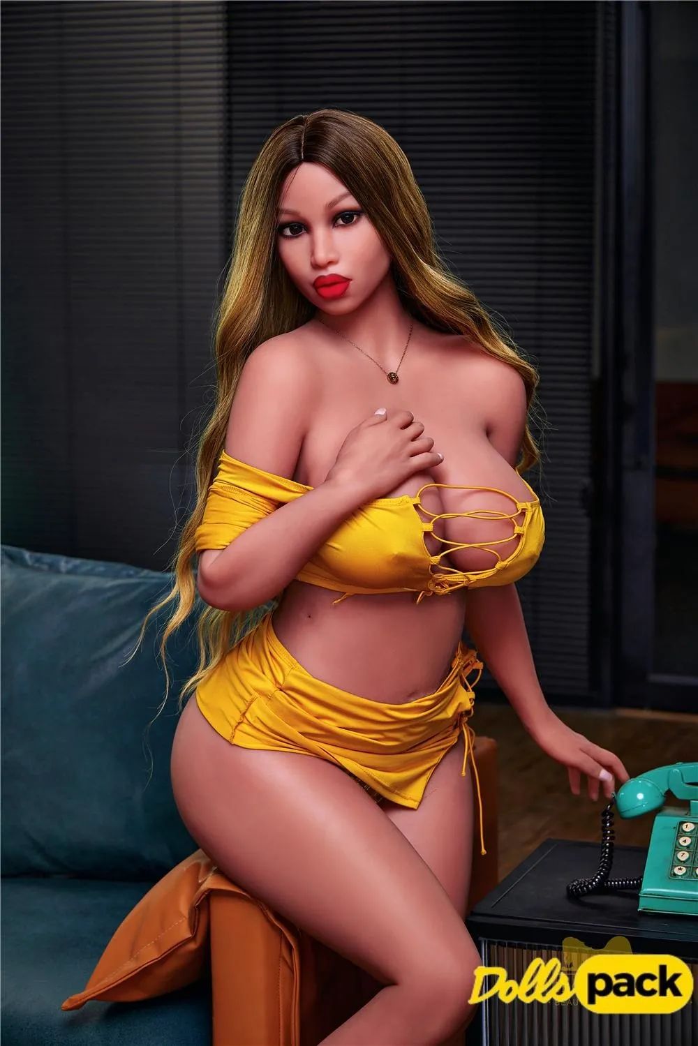 Lilabell Sex Doll 161 cm IronTech en tenue jaune, assise, pose séduisante sur canapé.