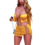 Lilabell Sex Doll 161 cm IronTech, pose debout, tenue jaune décolletée, cheveux longs.
