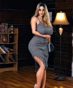 Lilaya Sex Doll 158 cm IronTech en robe grise, posant debout près d'une lampe et étagère.