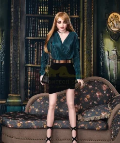 Liliena Sex Doll dans une robe noire de soirée