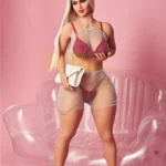 Lilina Sex Doll 156 cm IronTech en tenue perlée, debout sur fond rose, tenant une pochette.