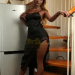 Lilina Sex Doll 164 cm en robe noire, posée près d'un escalier en colimaçon, IronTech Doll TPE.