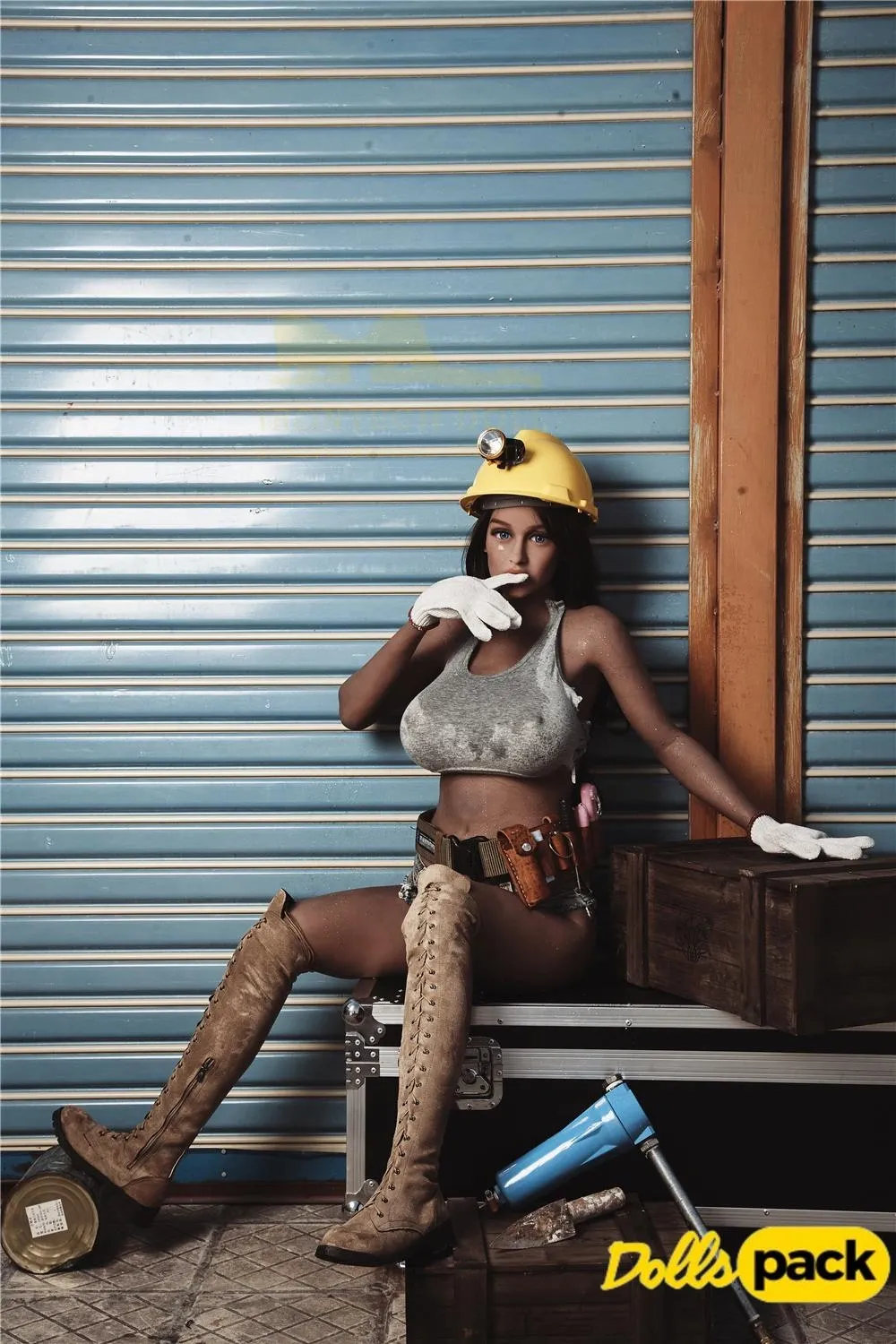 Lilizelle Sex Doll 163 cm IronTech en tenue de chantier, assise avec casque et gants.