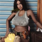 Lilizelle Sex Doll 163 cm en tenue de chantier, débardeur gris, casque jaune à la main.