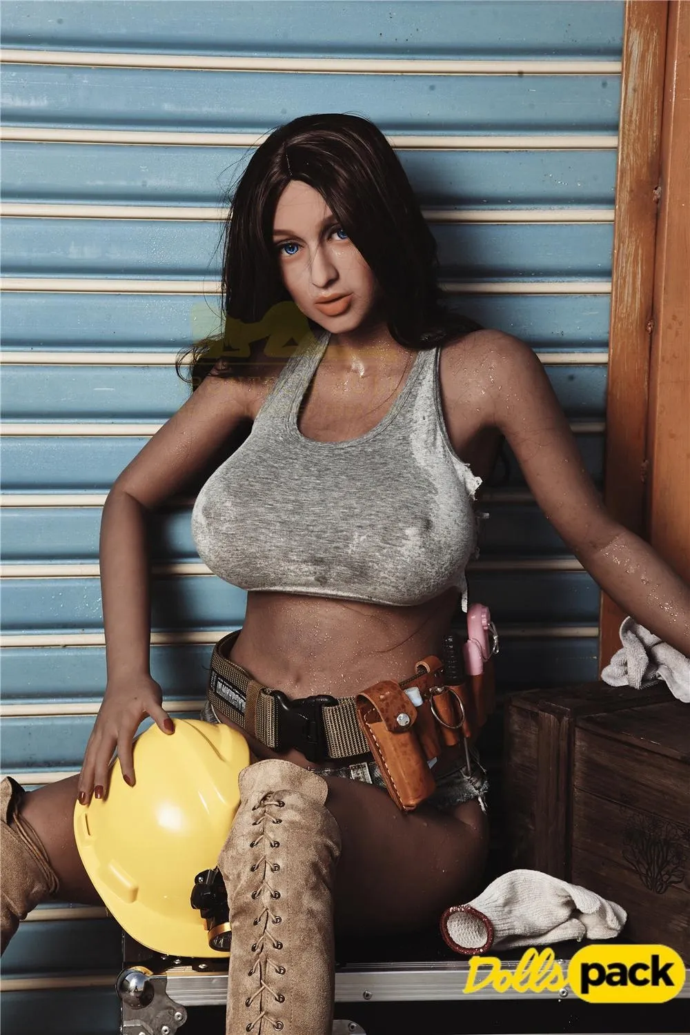 Lilizelle Sex Doll 163 cm en tenue de chantier, débardeur gris, casque jaune à la main.