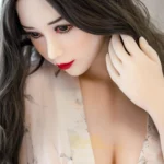 Lillia Sex Doll 159 cm IronTech Doll en robe florale, cheveux longs, regard vers le bas.