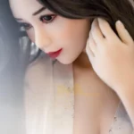 Lillia Sex Doll 159 cm IronTech Doll TPE en robe légère, regard pensif, cheveux longs noirs.