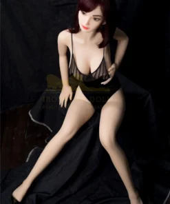 Lillyanne Sex Doll 157cm IronTech en lingerie noire, posée assise, vue en plongée.