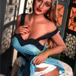 Lilona Sex Doll 161 cm IronTech Doll TPE en robe bleue à pois, pose assise sensuelle.