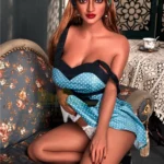 Lilona Sex Doll 161 cm IronTech Doll TPE assise élégamment sur un canapé vintage.