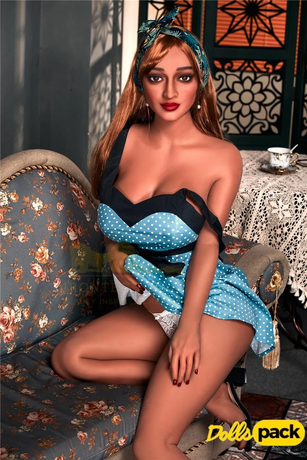 Lilona Sex Doll 161 cm IronTech Doll TPE assise élégamment sur un canapé vintage.