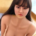 Liloua Sex Doll 163 cm IronTech Doll TPE assise, regard direct, cheveux longs bruns, débardeur beige.