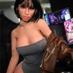 Liloua French Doll 167 cm IronTech Doll TPE en body gris, veste marron, cheveux courts noirs.