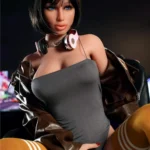Liloua French Doll 167 cm IronTech en tenue décontractée, écouteurs roses, pose assise.