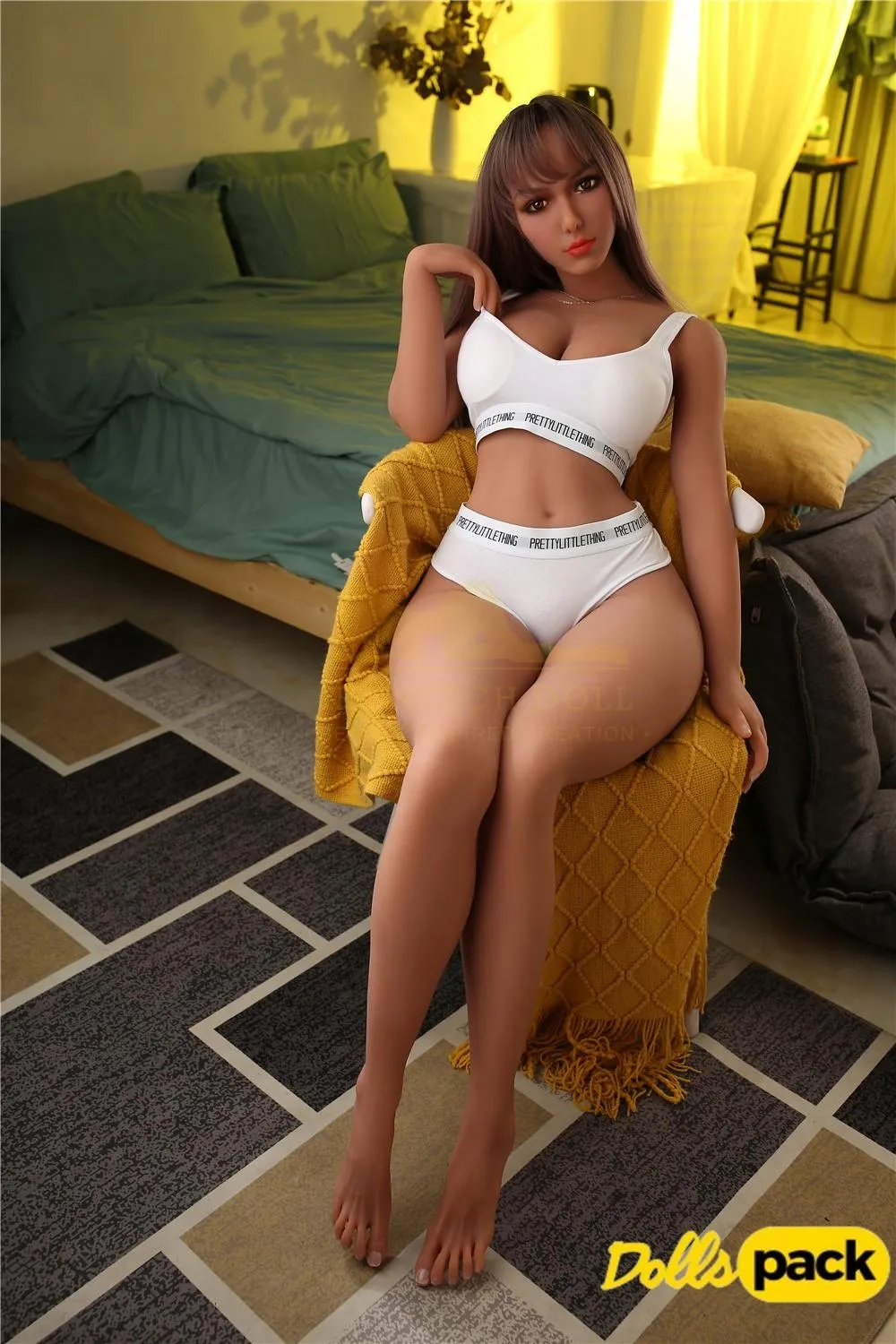 Lilouanne Sex Doll 164 cm assise sur un fauteuil jaune, en lingerie blanche, ambiance chambre.