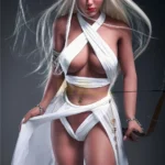 Liloue Real Doll 166 cm IronTech Doll TPE en tenue elfique blanche, pose dynamique avec arc.