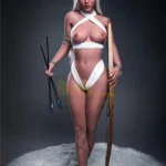 Liloue Real Doll 166 cm IronTech en tenue elfique, debout, arc et flèches, fond sombre.