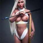Liloue Real Doll 166 cm IronTech, elf fantasy, pose debout, arc et flèche, tenue blanche élégante.