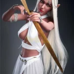 Liloue Real Doll 166 cm IronTech TPE en elfe, arc tendu, robe blanche, cheveux longs.
